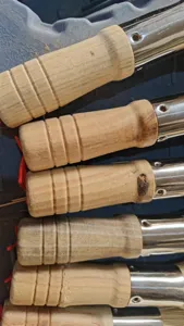 Natürlicher Bambus Topfbürste Griff Detail mit Holzstruktur und Metallring Verbindung