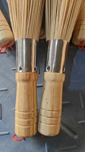 Nahaufnahme der traditionellen Bambus Topfbürste mit Holzgriff und Metallring für Küche.