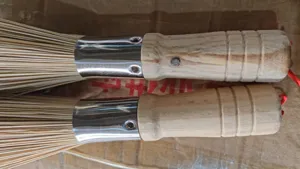 Natürliche Bambus Topfbürste mit Holzgriff und sehr langlebigen Borsten für die Küche.