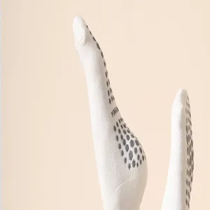 Gedetailleerd overzicht van witte katoenen anti-slip yogasokken voor pilates en fitness training.