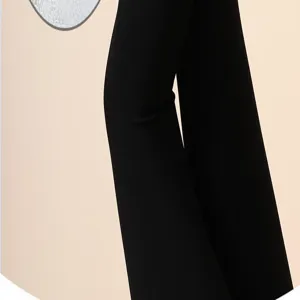 Close-up detailopname van zwarte slim fit broek, met nadruk op de gladde stoftextuur.