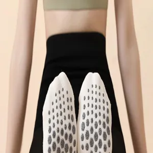 Gedetailleerd overzicht van comfortabele dames yoga antislip sokken in witte katoenen stof.