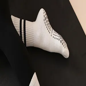 Detail van antislip yogasokken met grip punten en gestreepte boord voor binnentraining.