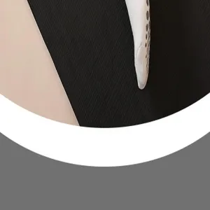 Close-up detail van dames antislip yoga sokken grip stippen getextureerd stof voor fitness.