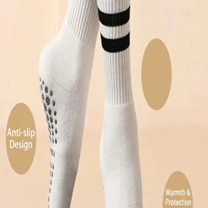Gedetailleerde close-up van dames yogasokken met zwarte strepen en een antislipzool.
