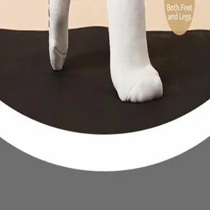 Detailfoto van witte yogasokken gedragen aan de voeten, antislip pilates sportsokken.