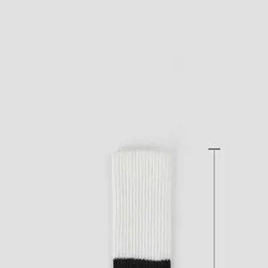 Detailopname van de zwart-wit gestreepte antislip yogasok, met weergave van de stof.