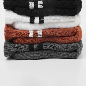 Gedetailleerd overzicht van gestapelde gestreepte dames katoenen yogasokken met ribbels.