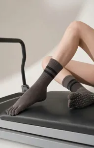 Rutschfeste Fünf-Zehen-Yogasocken für Damen, atmungsaktive gerippte Pilates-Sportsocken.