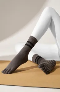 Bequeme Zehensocken für Yoga und Pilates mit Antirutsch Noppen für sicheren Halt beim Sport.