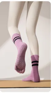 Rosa wadenlange Fuenf-Zehen Yoga Socken mit Anti-Rutsch Silikonnoppen fuer Fitnesstraining.