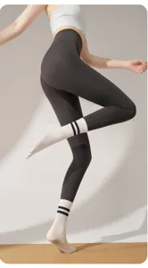 Detailaufnahme weißer Antirutsch Zehensocken mit Doppelstreifen für Yoga und Pilates.