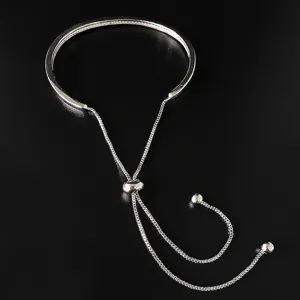Elegante bracciale regolabile color argento con catenina sottile e chiusura scorrevole.