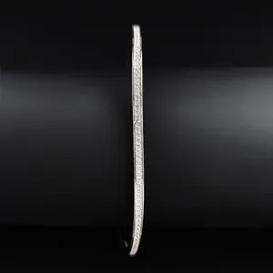Elegante bracciale rigido minimalista in cristallo e zircone pave per donna, design classico brillante.