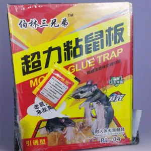 Piège à souris à colle robuste avec sachet d'appât en gros plan, outil antiparasitaire efficace.