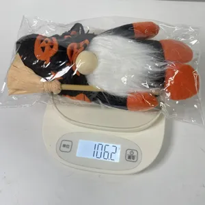 Halloween Wichtel Puppe mit Kürbis Hut und Besen, süße Plüsch Feiertags Deko für das Zuhause.