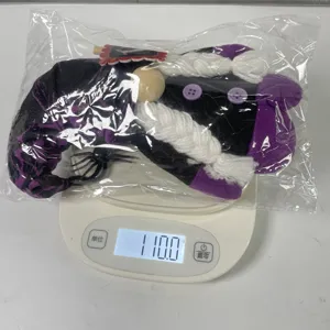 Halloween Wichtel Puppe Gewicht 1100g in Verpackung, festliche Pluesch Deko Nahaufnahme