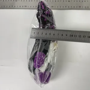 Detailansicht der Halloween Wichtel Plueschpuppe in transparenter Verpackung mit Massstab.