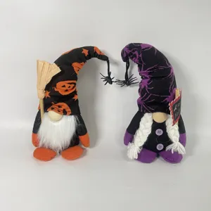 Halloween Wichtel Paar Plueschpuppe Detailansicht mit Besen und Kuerbis Hut Feiertag.