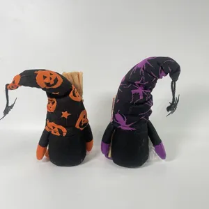 Niedliche Halloween Wichtel Plüschfiguren mit Kürbis und Spinnenhut für die Tischdeko.