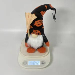 Halloween Zwerg Puppe Detailansicht mit Plüschstoff, Kürbis Mütze und Miniatur Besen.