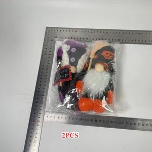 Detailansicht von Halloween Wichtel Plüschpuppen 2er Set mit Besen und Kürbis in Beutel.