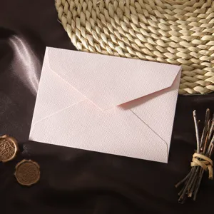 Enveloppe en papier texture rose pour lettres d'amour vintage et cartes d'invitation.