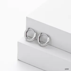 Gros plan de boucles d'oreilles en argent sterling lisse de 6mm, vue détaillée minimaliste.
