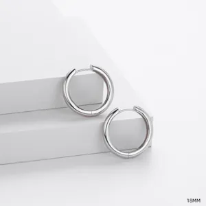 Vue en detail de boucles d'oreilles anneaux en argent sterling 925 poli au design elegant.