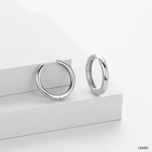 Créoles minimalistes en argent 925 détail, design rond lisse classique pour le quotidien.