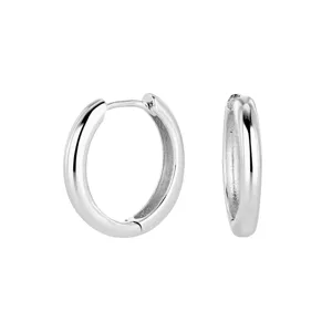 Créoles lisses minimalistes en argent sterling S925 boucles d'oreilles détail gros plan.