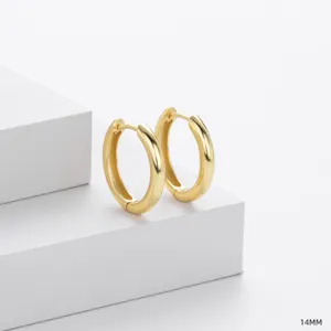 Gros plan détaillé de boucles d'oreilles créoles lisses 14mm en argent sur bloc blanc.