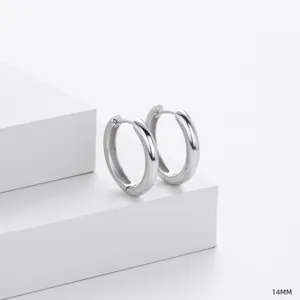 Créoles en argent 14mm vue de détail, bijou minimaliste poli en argent sterling massif.