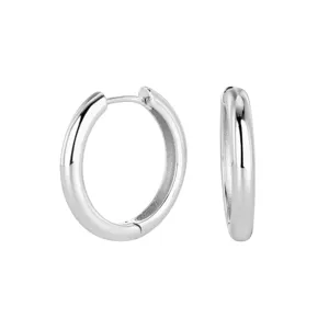 Détails de boucles d'oreilles créoles en argent sterling lisse, finition polie et design épuré.