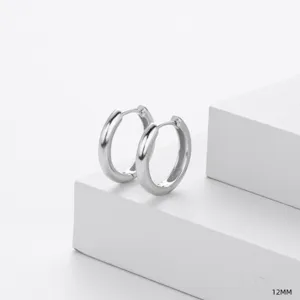Vue détaillée de boucles d'oreilles créoles lisses en argent sterling S925 montrant la taille 12mm.