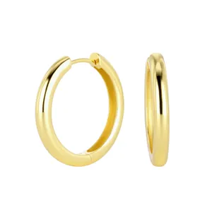 Détail de gros plan de boucles d'oreilles créoles lisses en argent 925, style classique.