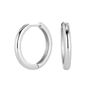 Gros plan détaillé de boucles d'oreilles créoles en argent sterling lisse et finition polie.