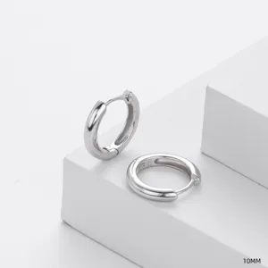 Gros plan détaillé des boucles d'oreilles créoles unies en argent, finition brillante 10mm.