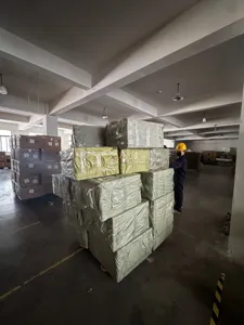 Visualizzazione di stoccaggio all'ingrosso in magazzino mostra la linea di produzione di scatole.