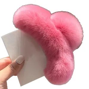 Grande molletta per capelli rosa in peluche, pinza per capelli folti e acconciature alla moda.