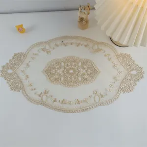 Vista dettagliata del runner da tavola in pizzo ricamato elegante tappeto cavo decorazione