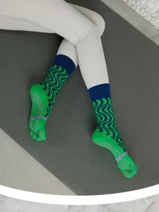 Non-slip five-toe yoga socks for women, cotton mid-tube pilates fitness socks with grip soles.