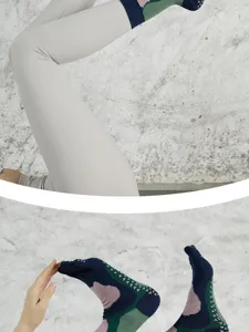 Non-slip five-toe yoga socks for women, cotton athletic pilates socks with grip dots for fitness.
