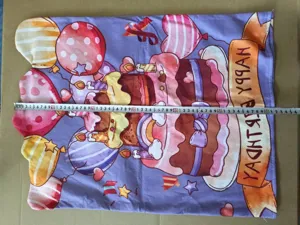 Verjaardag stoelhoes met kleurrijke taart en ballon print, elastische stof voor feest.
