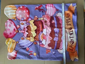 Verjaardagsstoel hoes detail toont het schattige cartoon taart en ballon patroonontwerp.