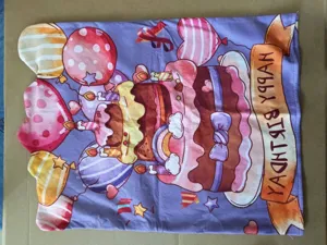 Detail van verjaardagsstoelhoes met print van taart en kleurrijke ballonnen op stof.