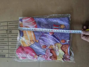 Verjaardag stretch stoelhoes met schattig cartoon beer en taart patroon, kleurrijk detailweergave.