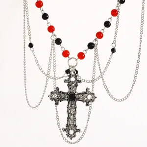 Collana con croce vintage in lega argentata stile gotico con perle rosse e nere eleganti.