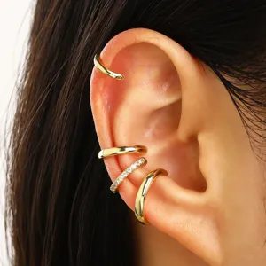 Nahaufnahme des mehrlagigen goldenen geometrischen Ohrklemmen-Sets für modischen Stil.