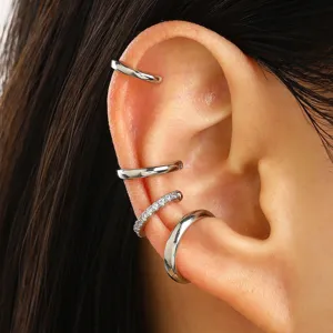 Detailaufnahme von silbernen geometrischen C-förmigen Ohrklemmen, minimalistischer Schmuck.